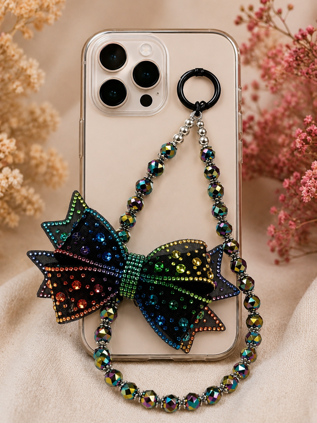 Bijou de téléphone “Éclat Arc-en-Ciel” – Nœud strass & perles irisées