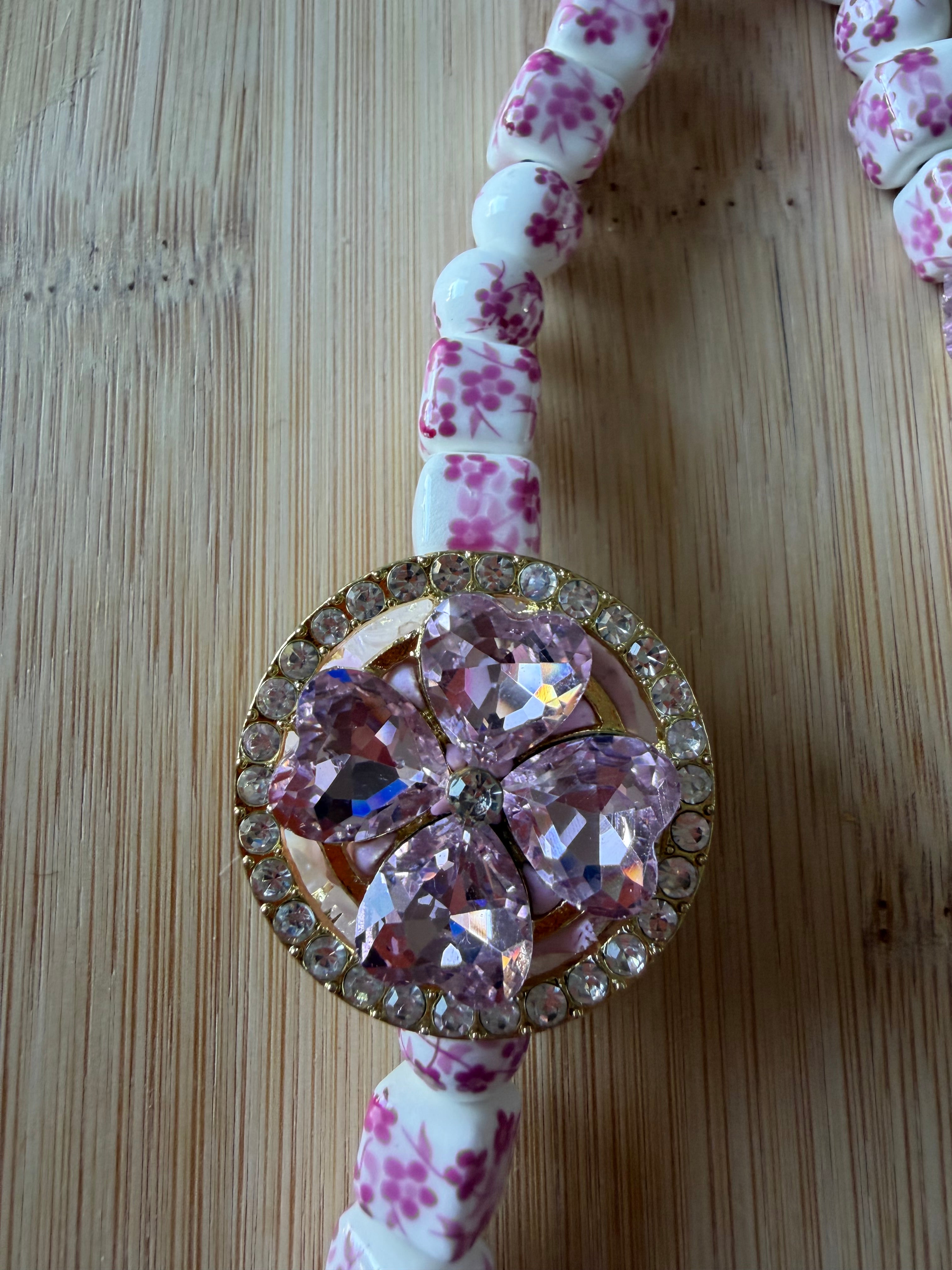 🌸 Bijou de téléphone – Perles céramiques fleuries