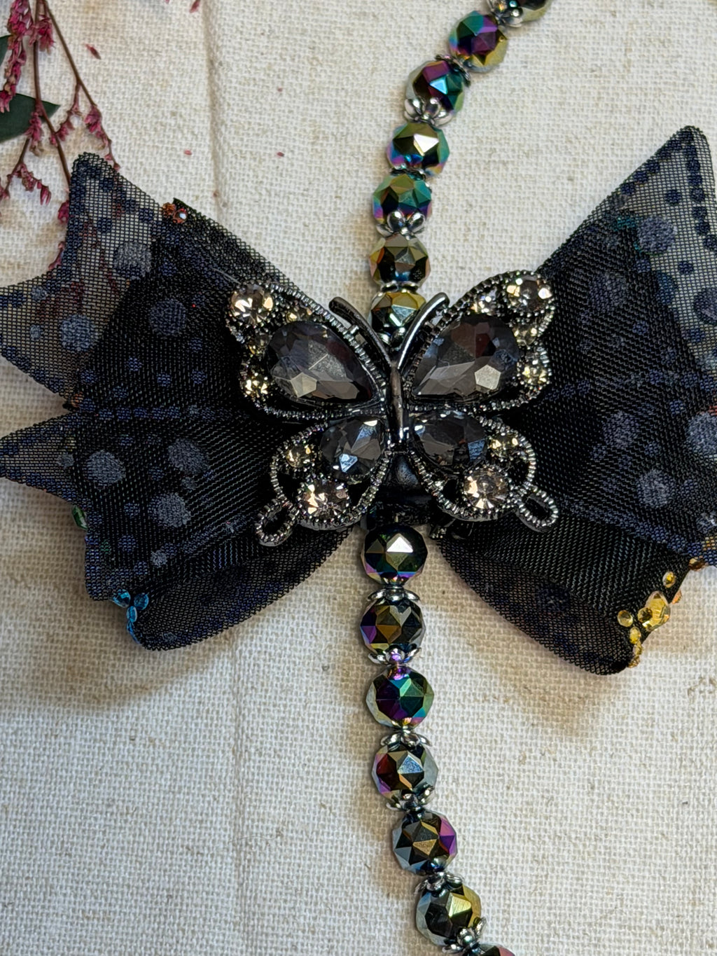 Bijou de téléphone “Éclat Arc-en-Ciel” – Nœud strass & perles irisées