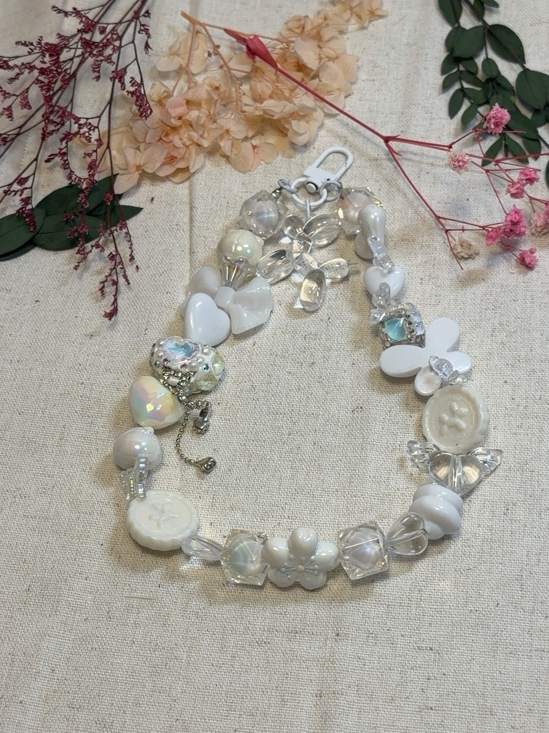🤍 Bijou de téléphone “Éclat nacré” – Perles acryliques