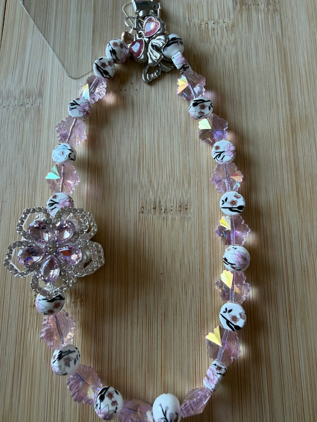 🌸 Bijou de téléphone en perles céramique – Fleur Cristal Rose