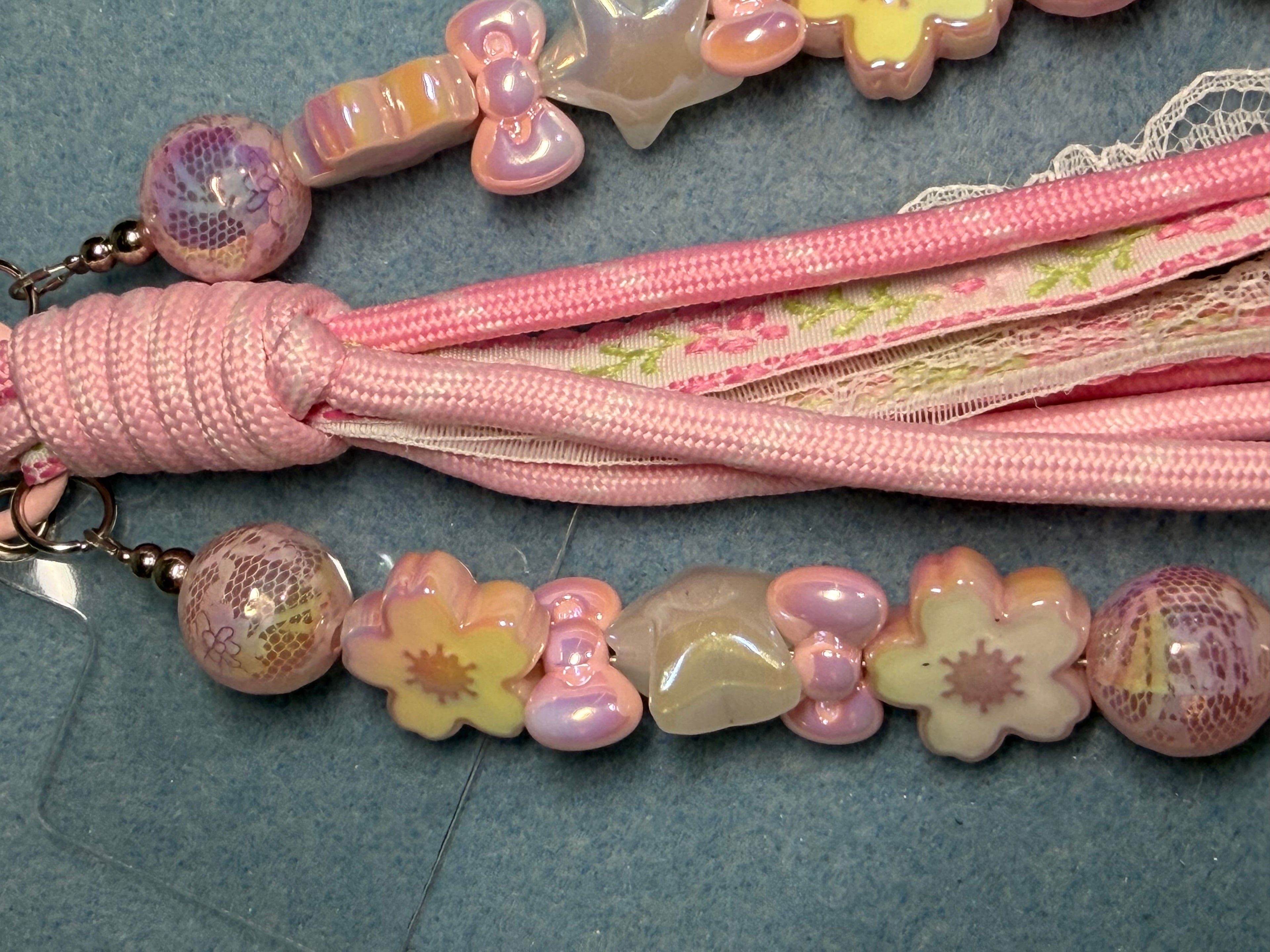 🌸 Bijou de téléphone – Collection “Douce Fleurie”