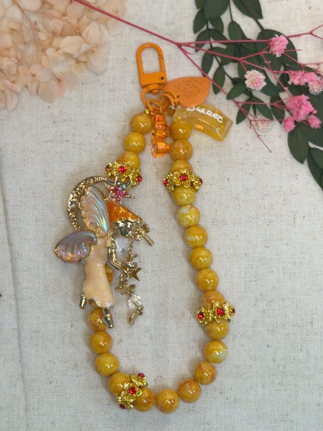 ✨ Fée enchantée – Bijou de téléphone en perles peintes à l’huile