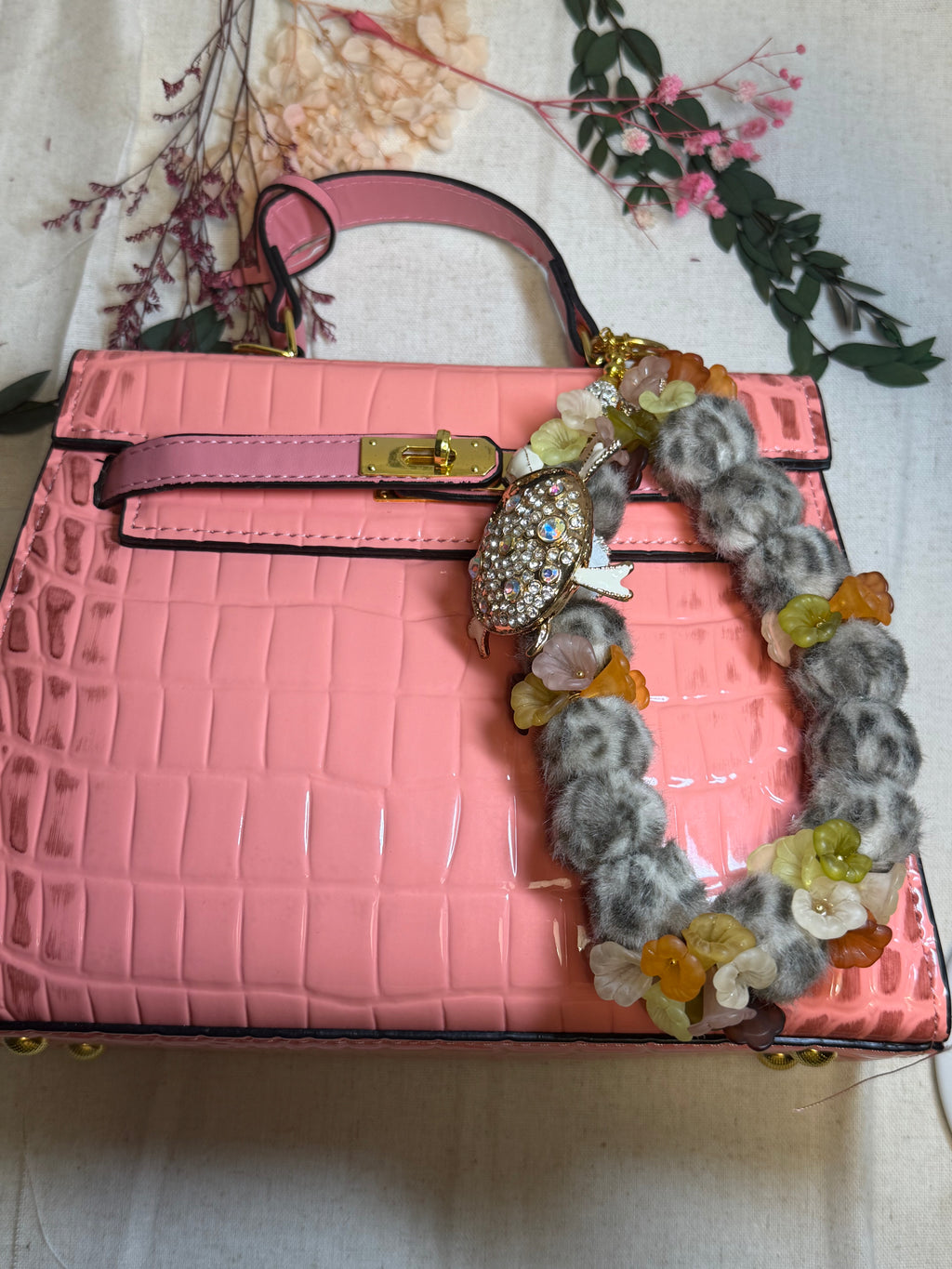 Bijou 2-en-1 Léopard Fleuri – Bijou de téléphone & bijou de sac