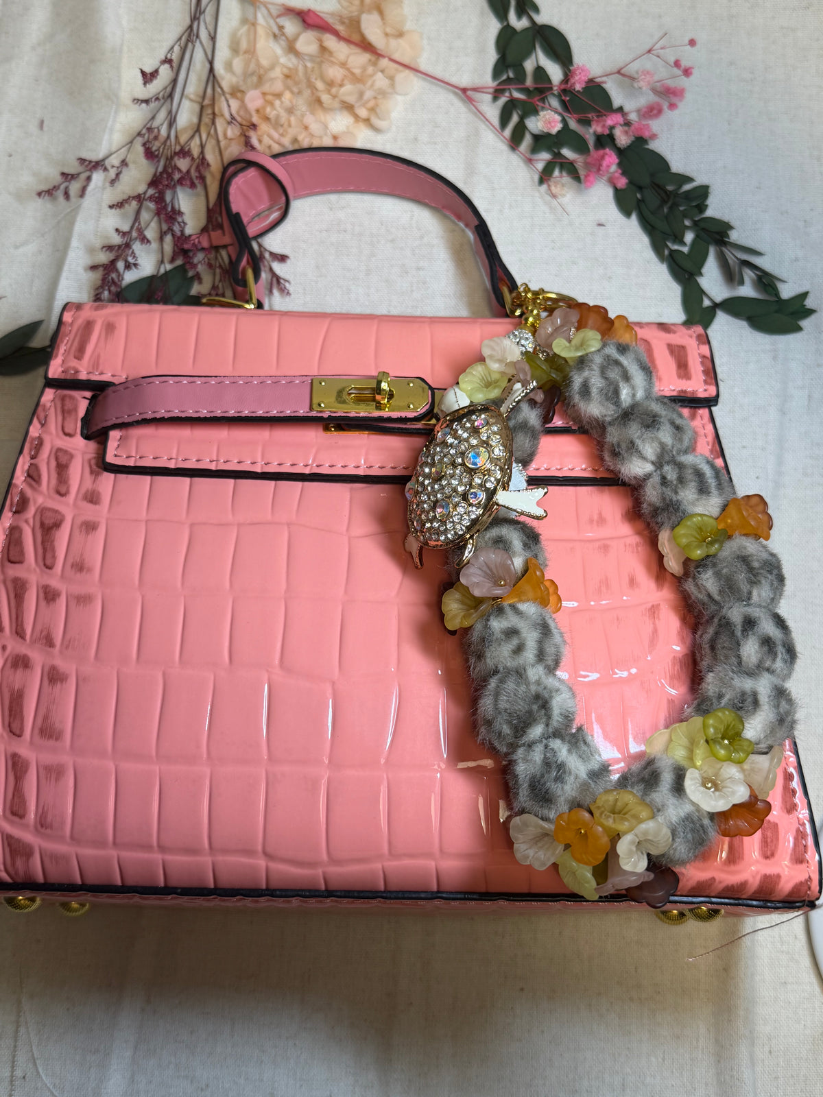 Bijou 2-en-1 Léopard Fleuri – Bijou de téléphone & bijou de sac