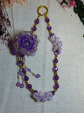 Bijou de téléphone “Jardin d’Améthyste” – Fleurs violettes & détails dorés