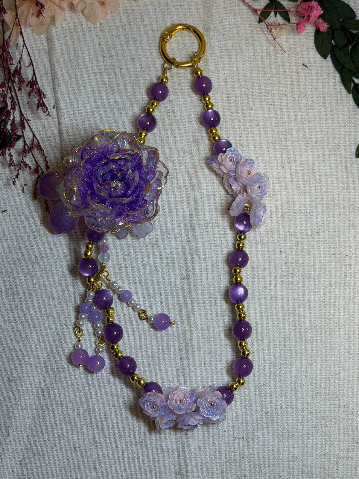 Bijou de téléphone “Jardin d’Améthyste” – Fleurs violettes & détails dorés