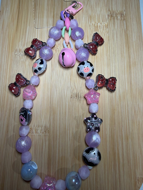 Bijou de téléphone artisanal – Collection “Pink Cow”