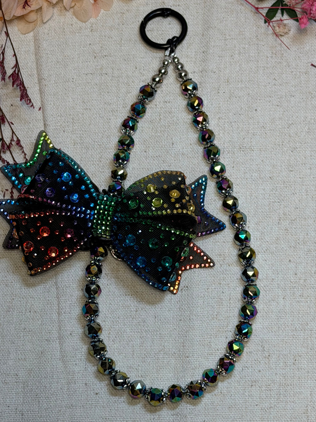 Bijou de téléphone “Éclat Arc-en-Ciel” – Nœud strass & perles irisées