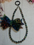 Bijou de téléphone “Éclat Arc-en-Ciel” – Nœud strass & perles irisées