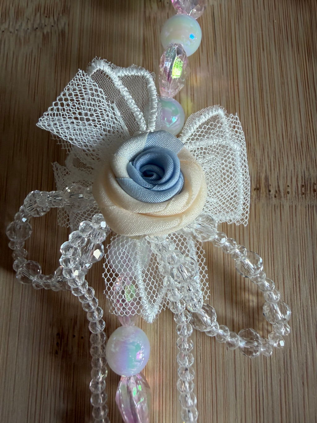 Bijou de téléphone – Rose Bleue Élégance