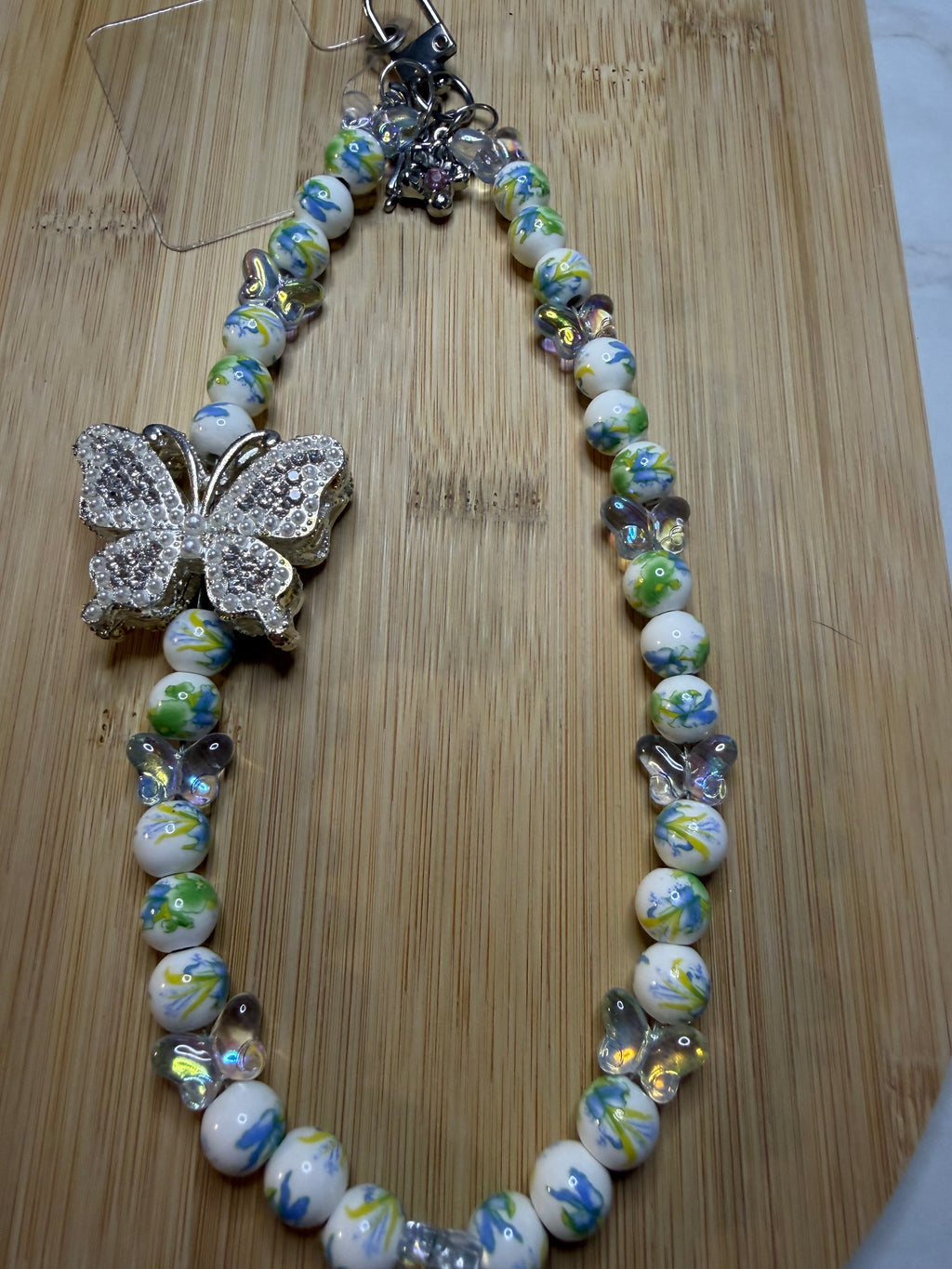 🦋 Bijou de téléphone / Bijou de sac – Papillon Perlé