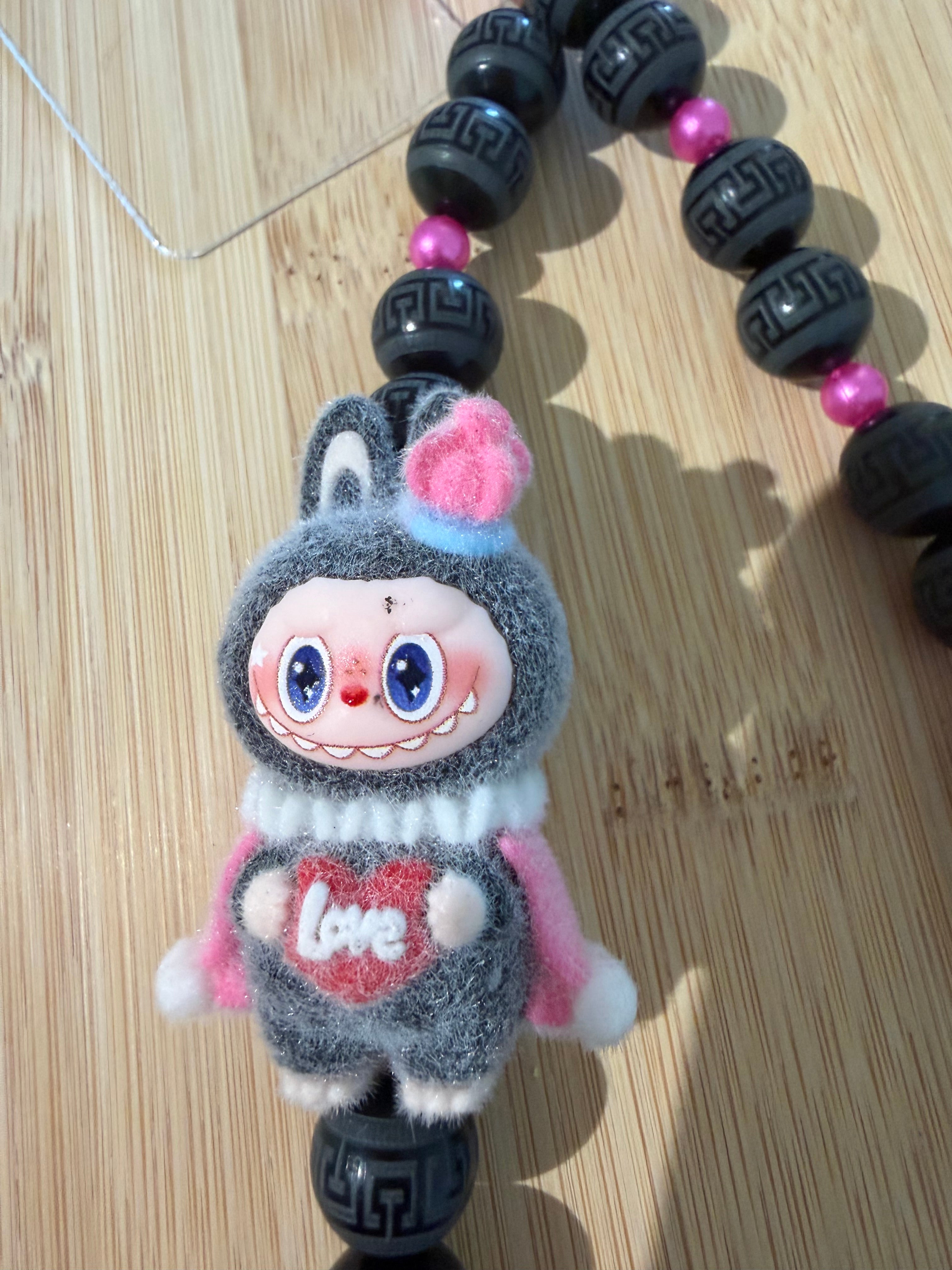 Bijou de téléphone – Personnage en velours & perles de Bodhi