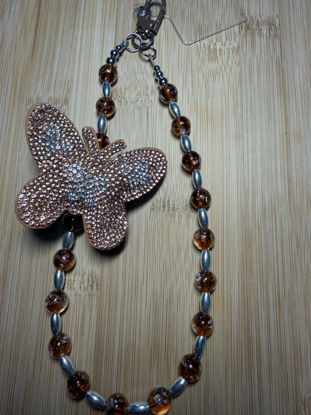 🦋 Bijou de téléphone “Papillon Cosmique” – Édition Phosphorescente