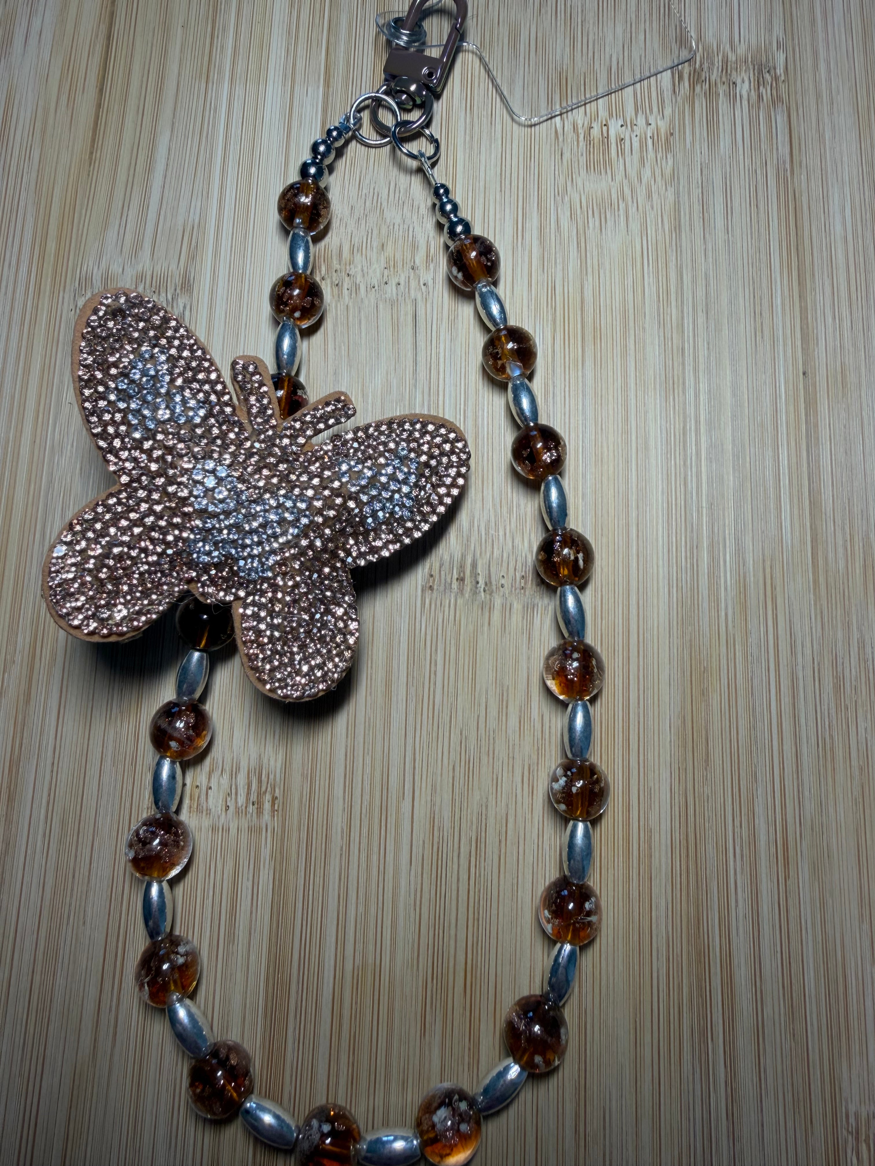 🦋 Bijou de téléphone “Papillon Cosmique” – Édition Phosphorescente