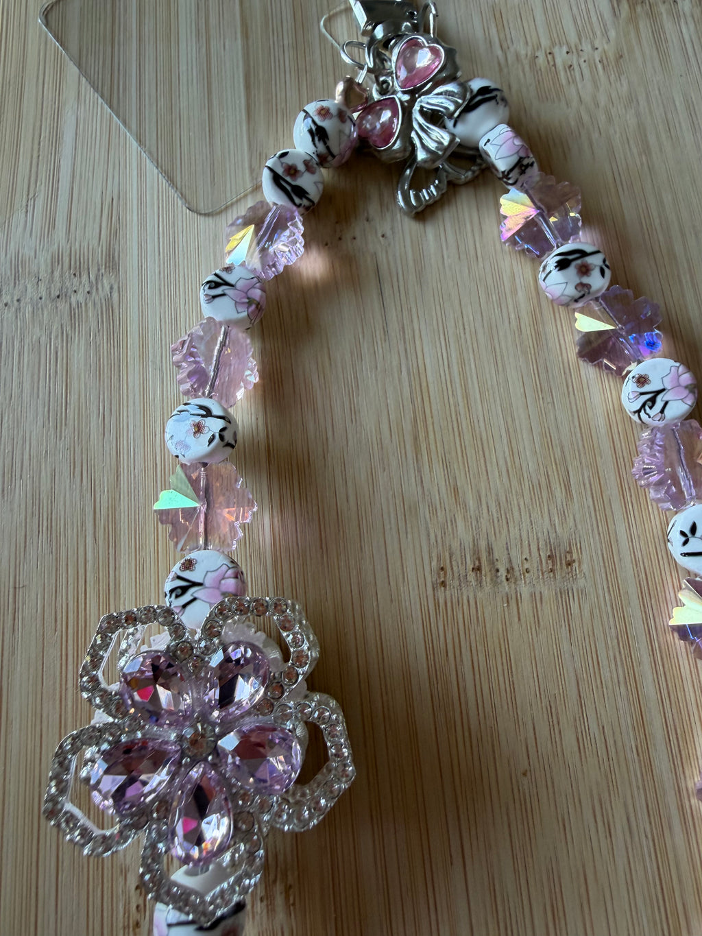 🌸 Bijou de téléphone en perles céramique – Fleur Cristal Rose