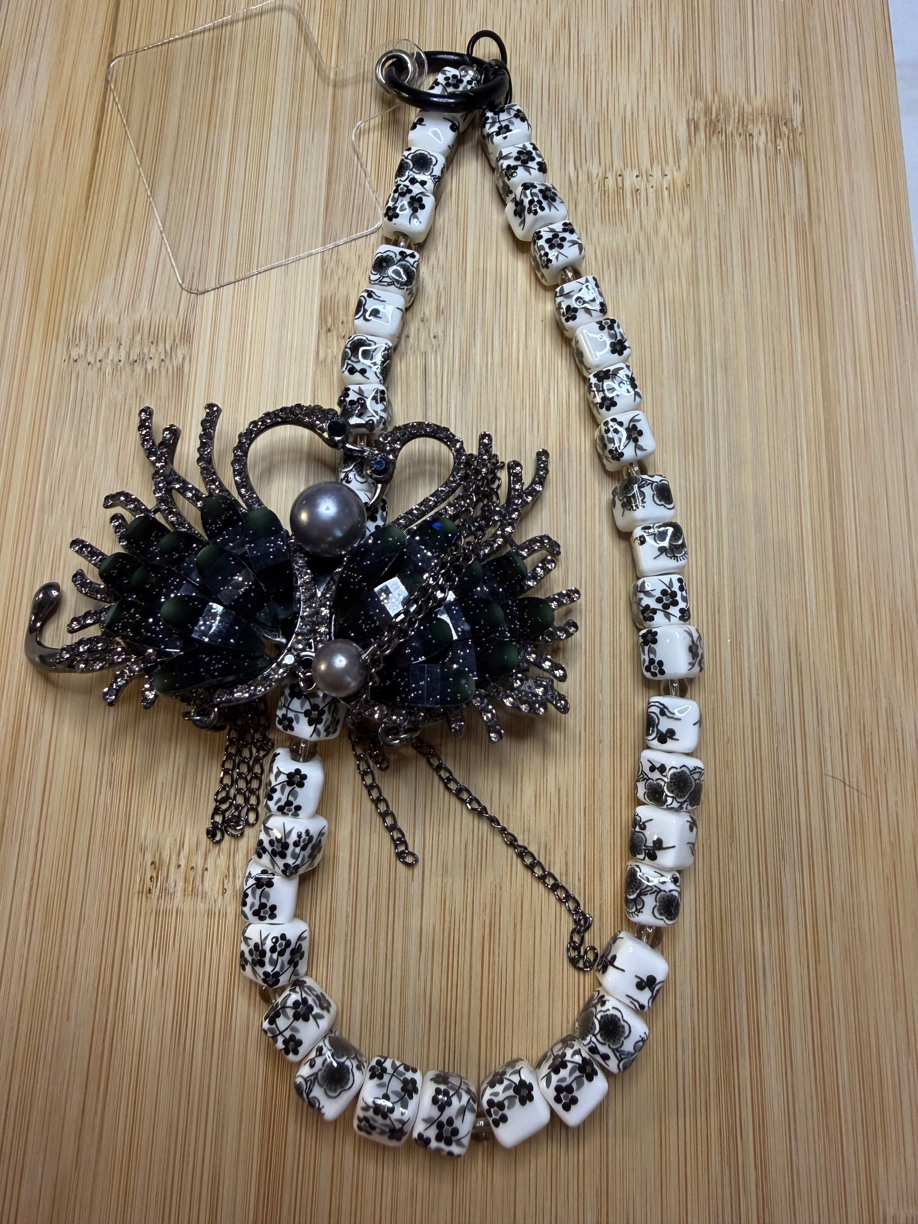 🦢 Bijou de téléphone / Bijou de sac – Élégance Cygne Noir