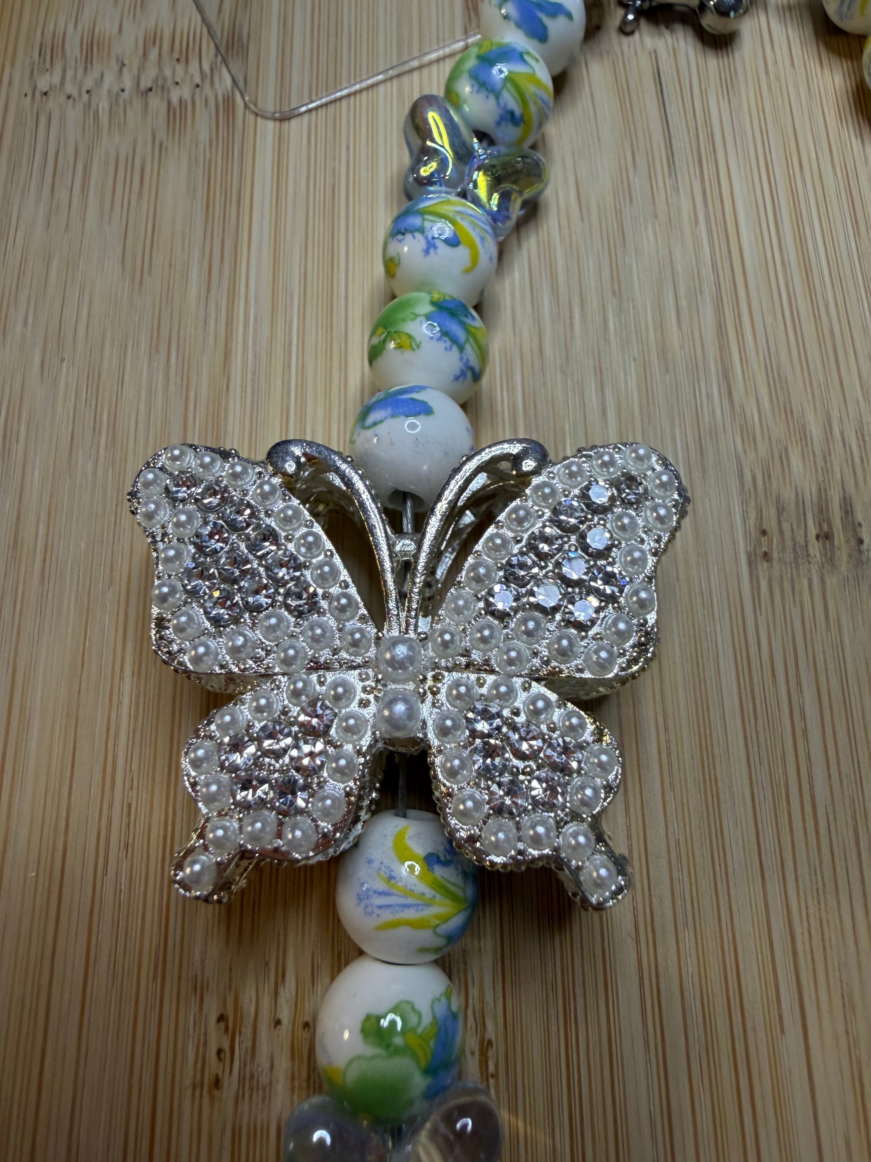 🦋 Bijou de téléphone / Bijou de sac – Papillon Perlé