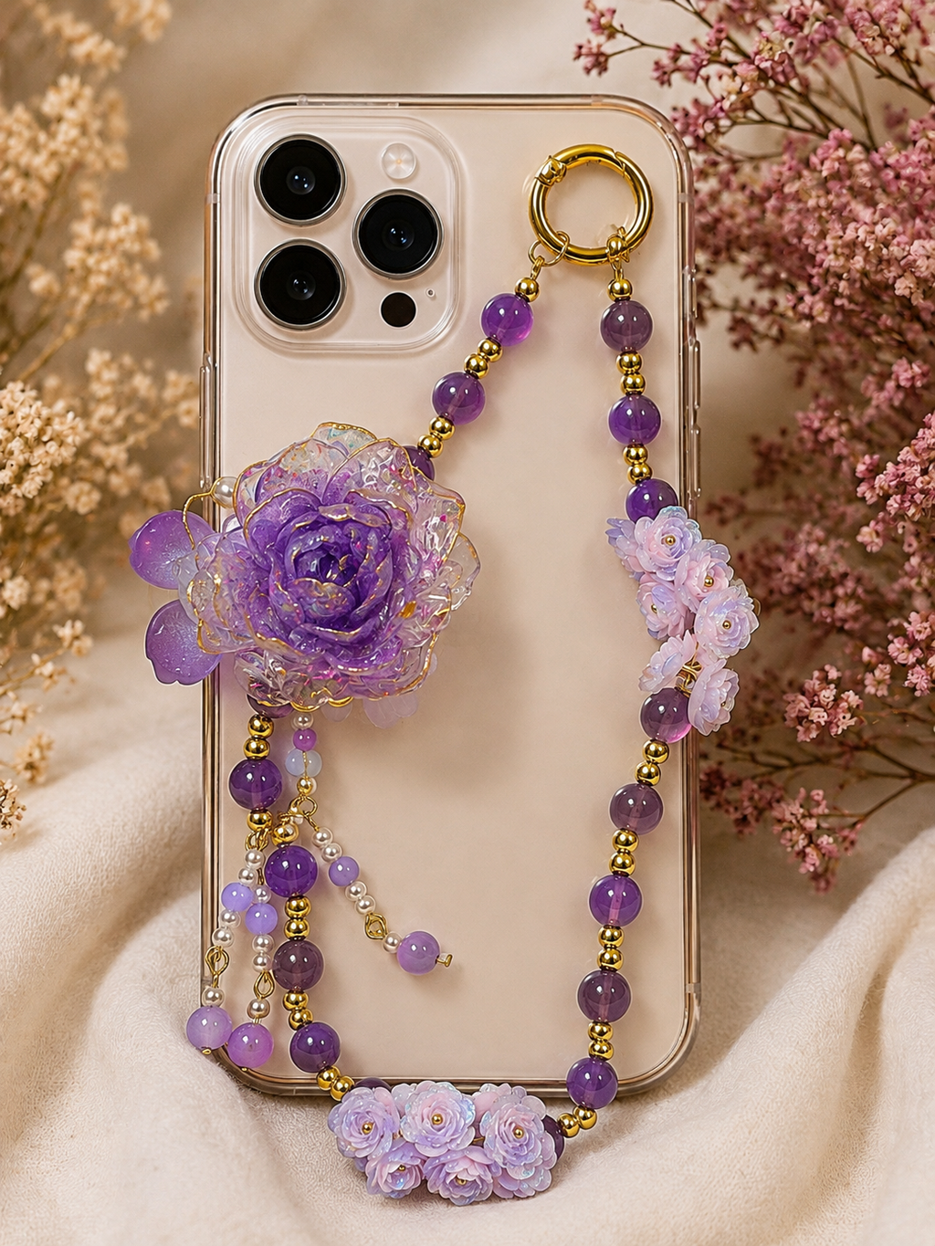 Bijou de téléphone “Jardin d’Améthyste” – Fleurs violettes & détails dorés