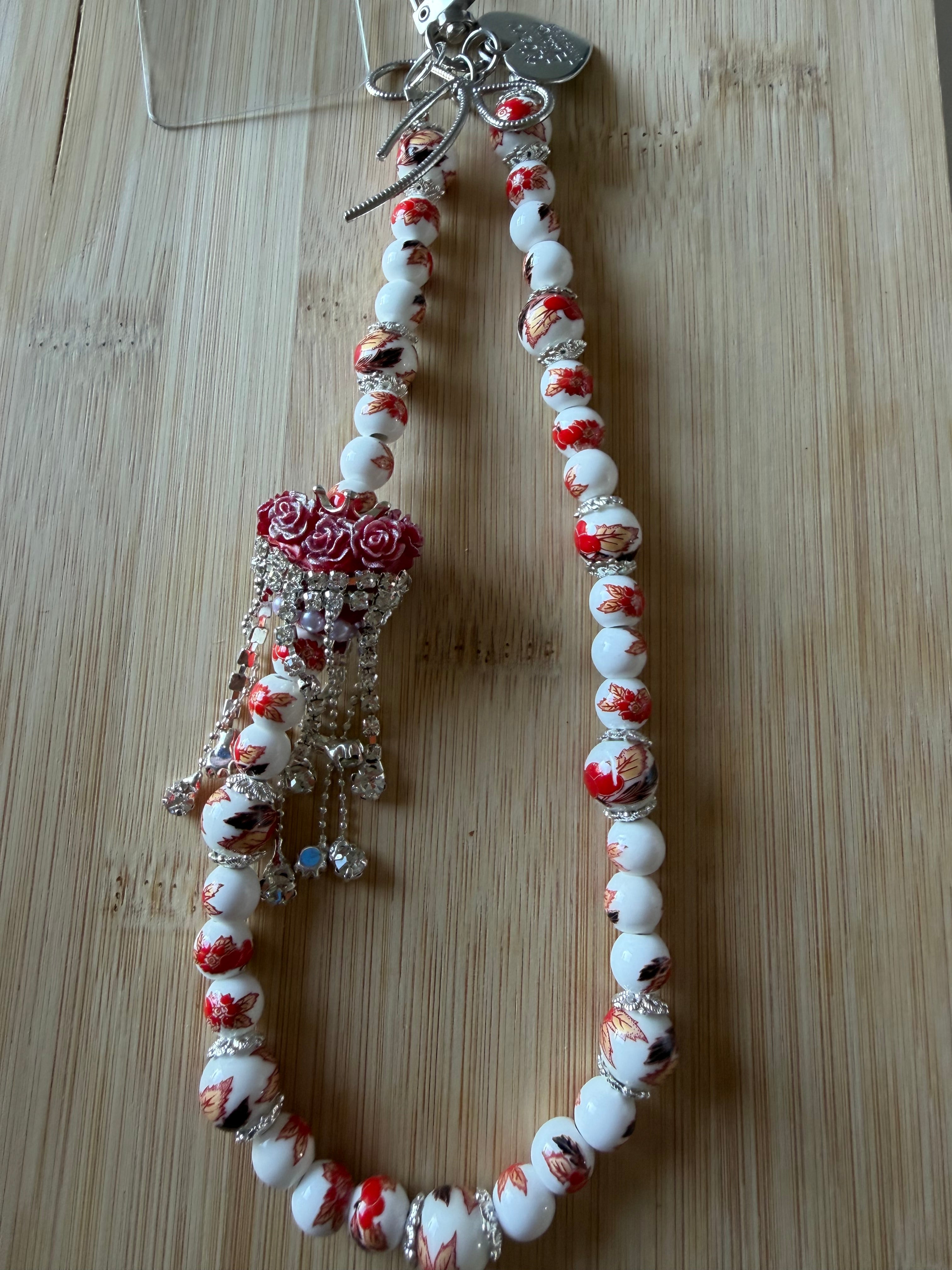 🌹 Bijou de téléphone en perles céramique – Bouquet de roses