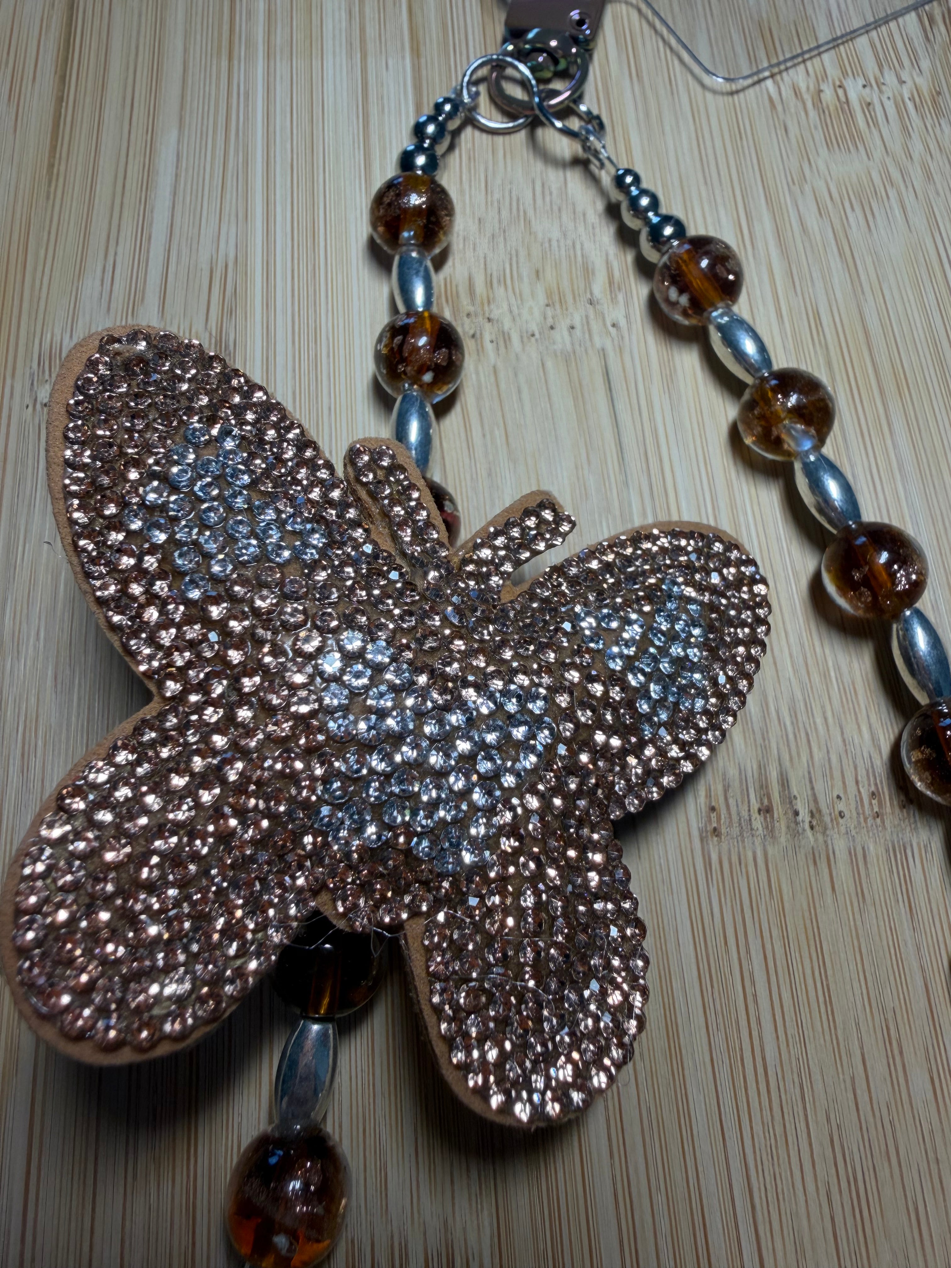 🦋 Bijou de téléphone “Papillon Cosmique” – Édition Phosphorescente