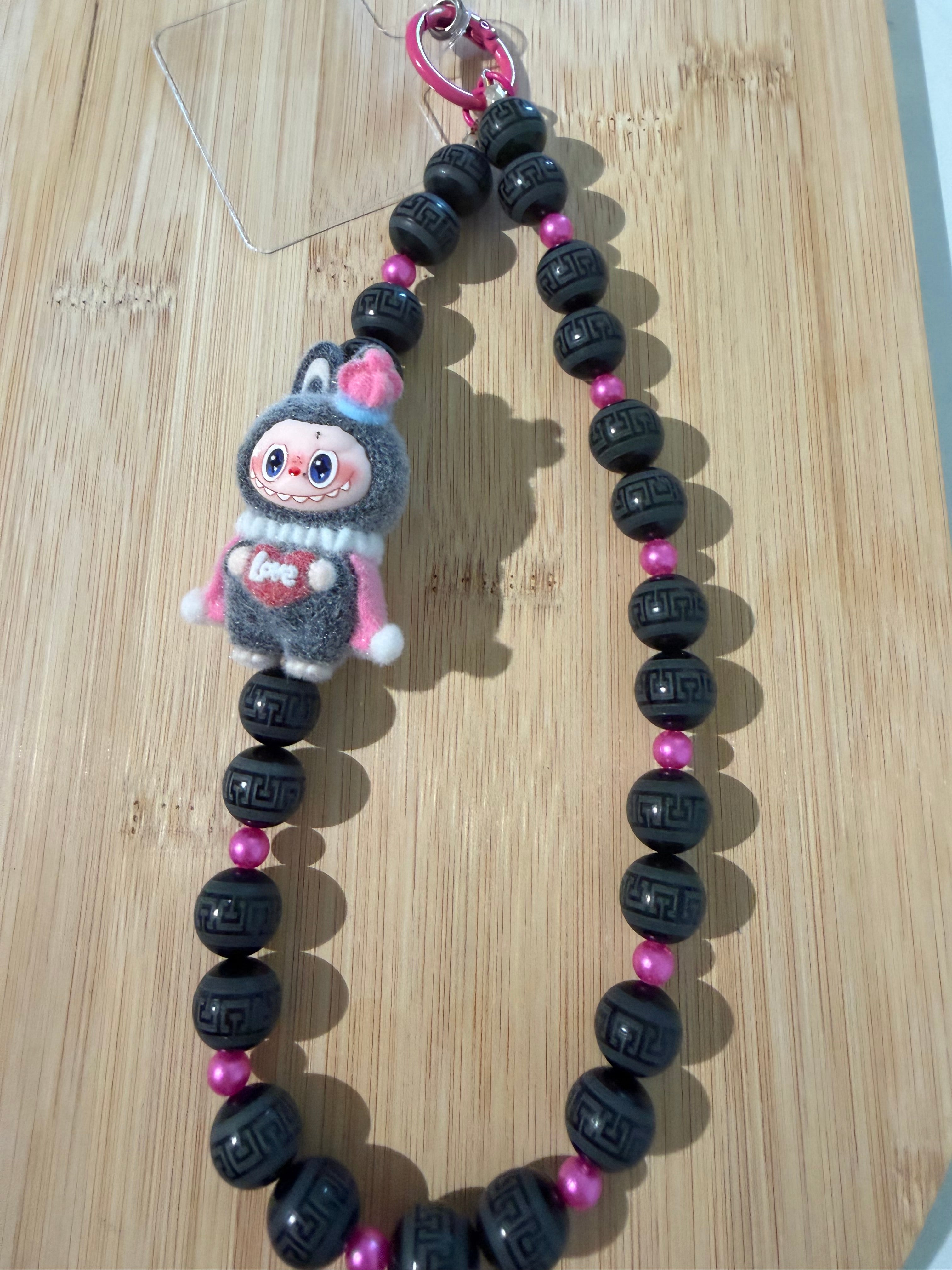 Bijou de téléphone – Personnage en velours & perles de Bodhi