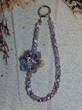 Bijou de téléphone “Éclat Lilas” – Fleur cristal & perles scintillantes